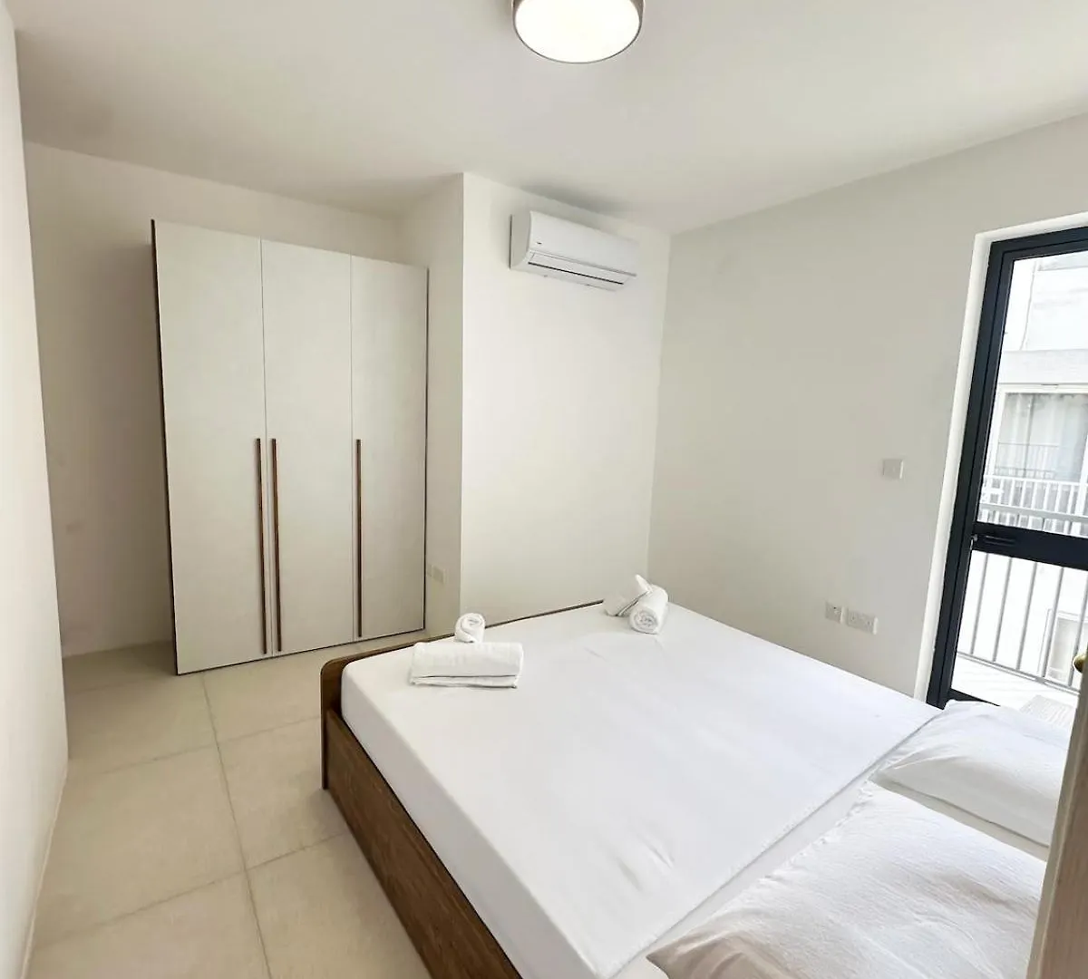 Upscale Suite - Heart Of Pacaville Saint Julian's Apartment